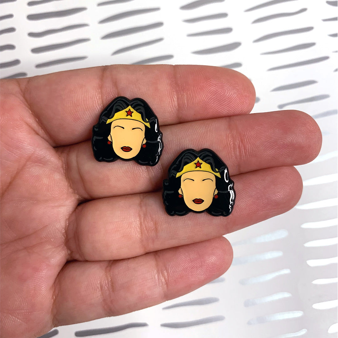 Wonder-Woman_In_Hand